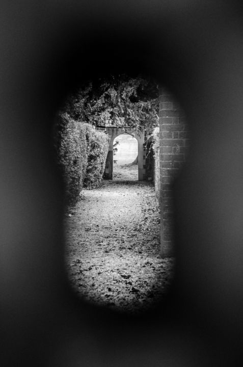 Fotografie getiteld "Through the keyhole" door Radu Ilie, Origineel Kunstwerk, Digitale fotografie