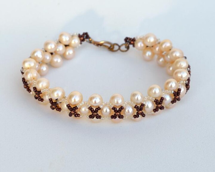 Elegant bracelet of cream pearls 设计
