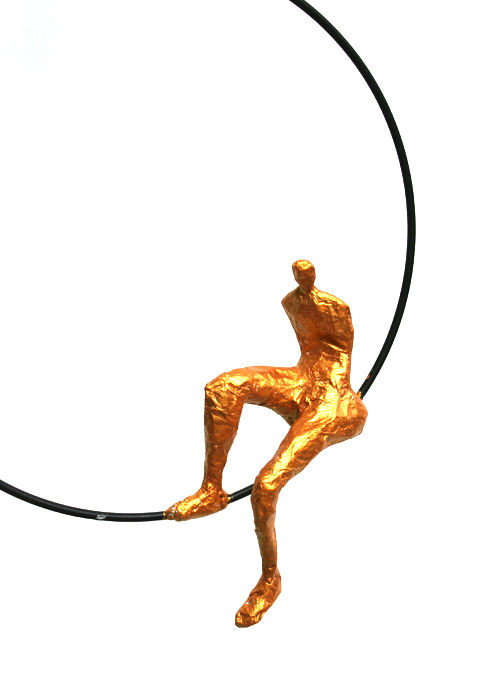 Sculpture mobile, personnage doré dans cercle 雕塑, 9.5x11.4 in