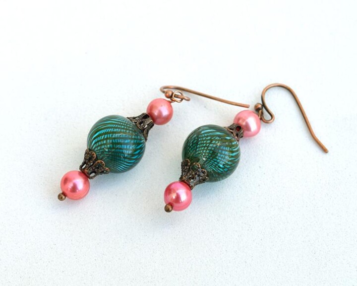 Green and pink earrings 设计, 1.4x0.4 in