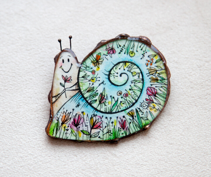 Design getiteld "Brooch "Meadow snai…" door Elena Dodoka, Origineel Kunstwerk, Accessoires