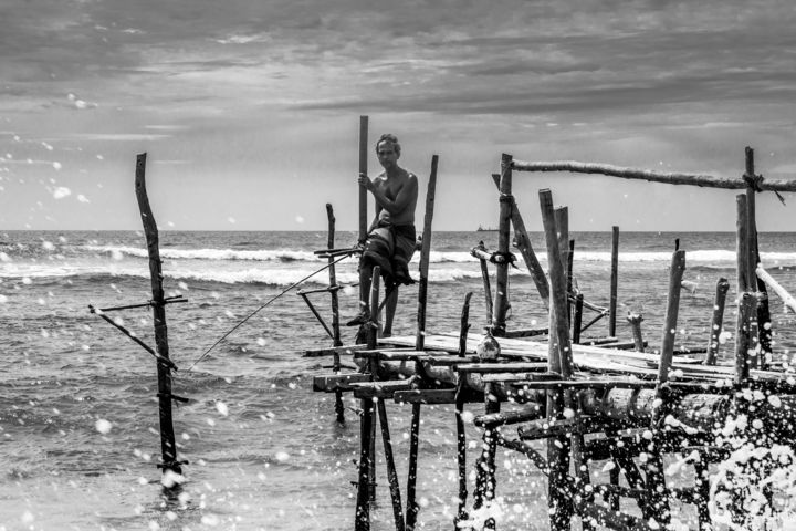 Photography titled "Pécheur au Sri Lanka" by Bertrand Bigo, Original Artwork, Digital Photography