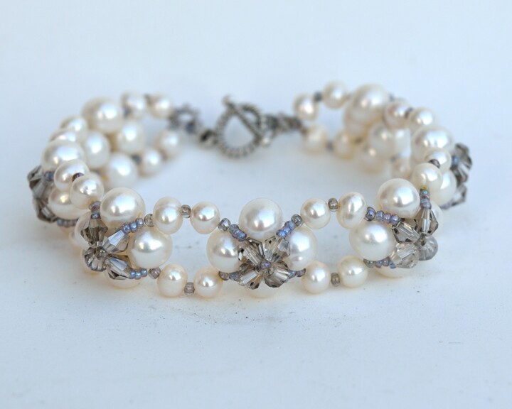 Pearls and crystals bracelet “Princess”, white and silver 设计