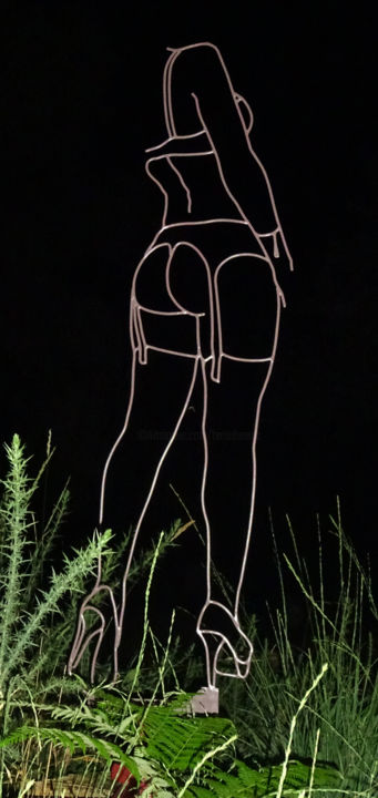 Belle en dessous 雕塑, 64.2x18.5 in