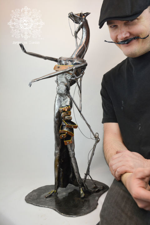 The Coccyx Giraffe 雕塑, 28.7x15.8 in