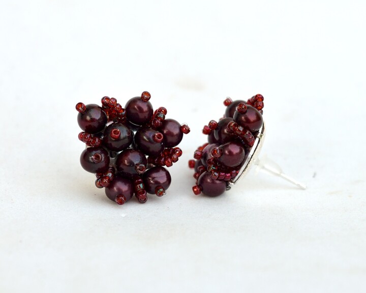Pearl cluster stud earrings, wine red 设计