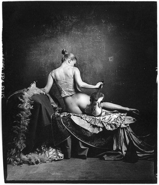 Fotografie getiteld "Girl with violin" door Pavel Titovich, Origineel Kunstwerk, Film fotografie