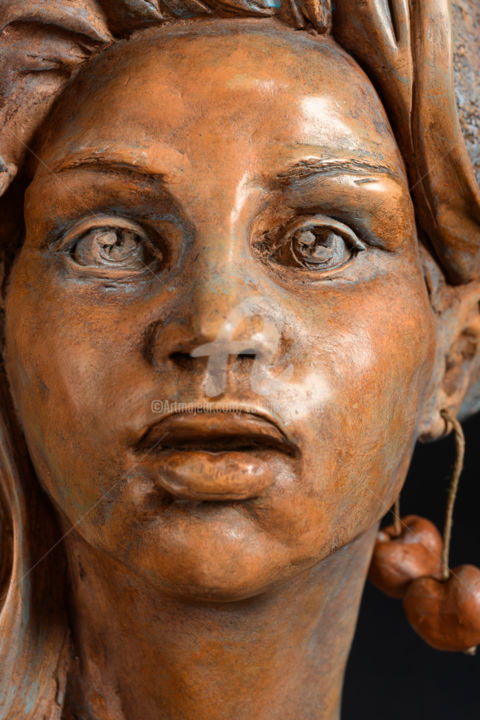 Sculpture intitulée "Pérégrina gros plan" par Valerie Barrault, Œuvre d'art originale, Terre cuite