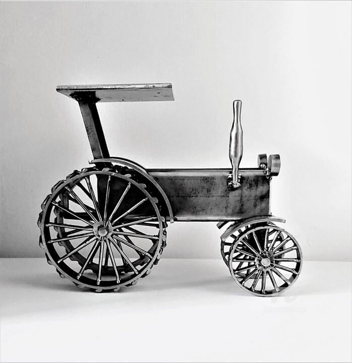 Vintage Tractor - The Old Vehicles series 雕塑, 8.9x11.8 in