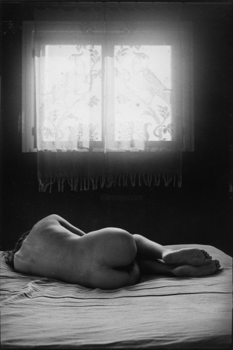 Photography titled "Nu à la fenêtre" by Michel Poirier, Original Artwork, Analog photography