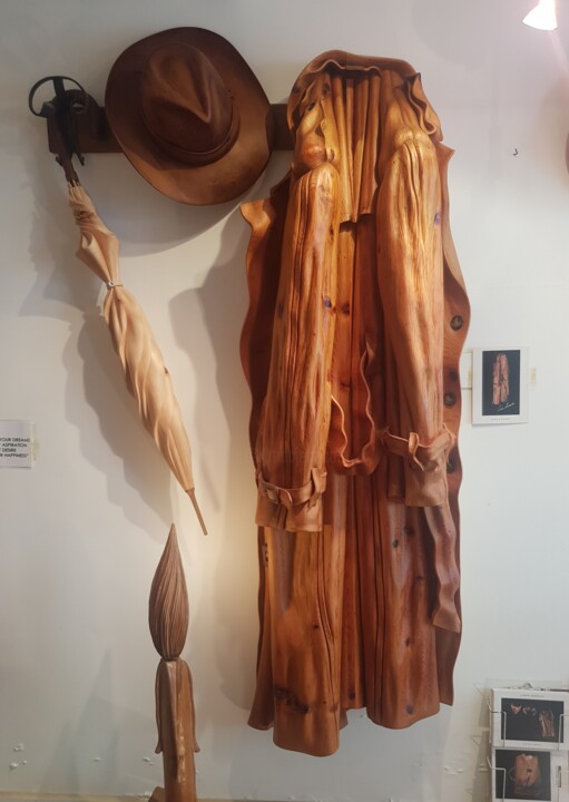 Raincoat with Hat and Umbrella in wood 雕塑, 57.1x35.4 in