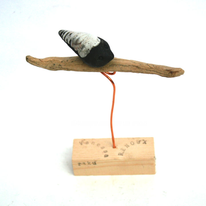 Oiseau raku blanc sur sa branche 雕塑, 5.9x5.5 in