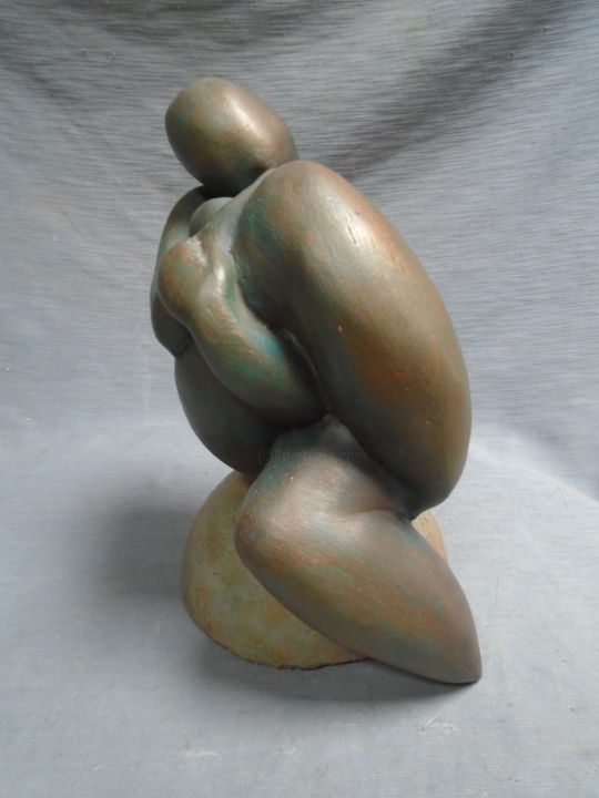 Femme assise stylisée sur demi-sphère 雕塑, 9.8x6.7 in