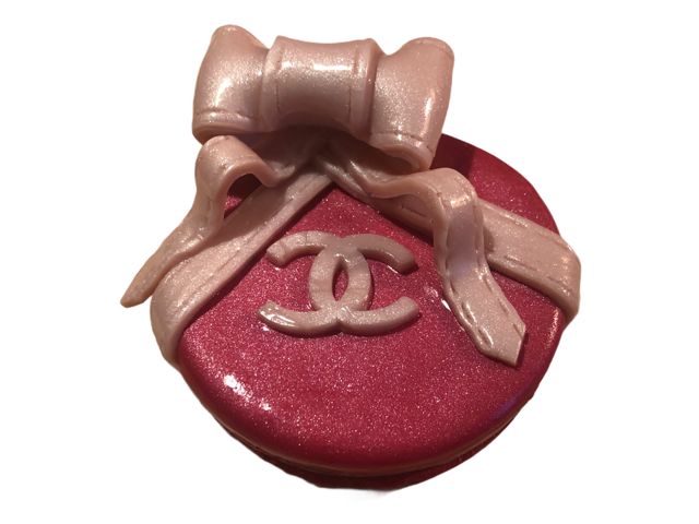 French Box Macaroon - Chanel Pink 雕塑, 1.6x3.2 in
