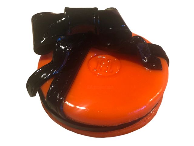 French Box Macaroon - Hermès Lover 雕塑, 1.6x3.2 in