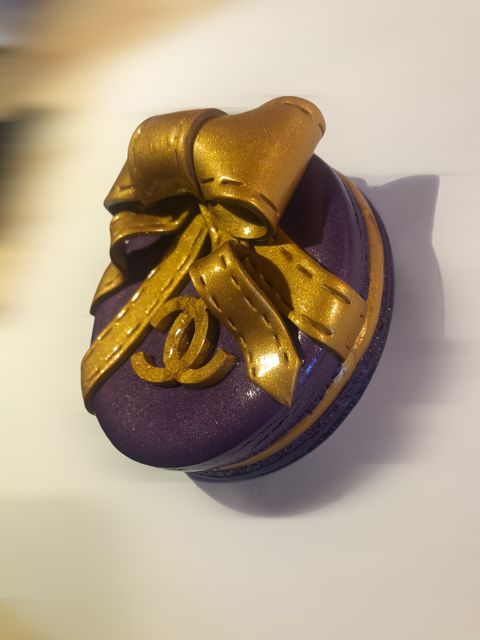 French Box Macaroon - Chanel Goldy 雕塑, 1.6x3.2 in