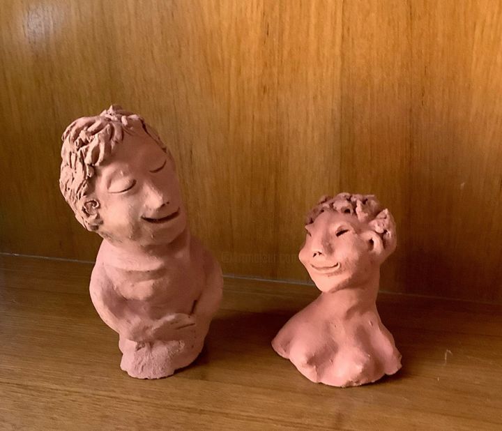 Sculpture intitulée "Coy & flirtatious" par Meena, Œuvre d'art originale, Terre cuite