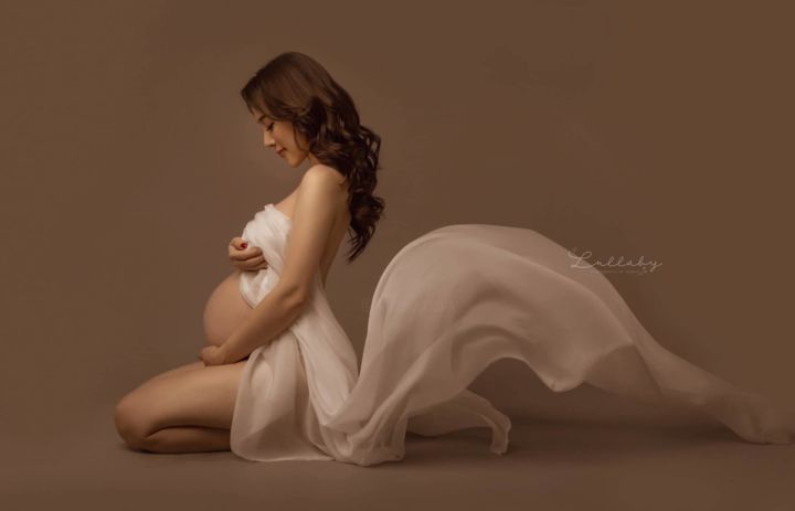 Photography titled "The woman is pregna…" by Alice Danny, Original Artwork, Analog photography
