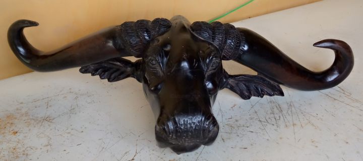 Ebony buffalo head 雕塑, 7x18 in