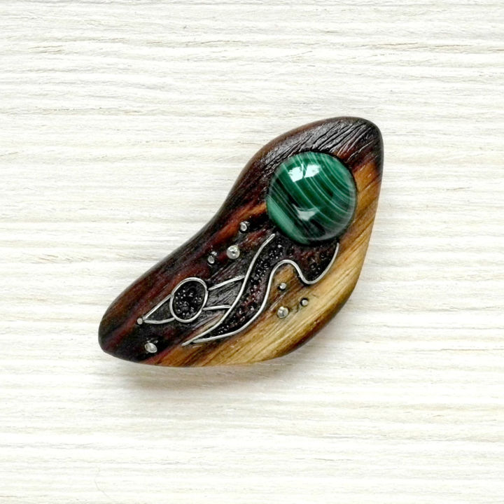Design getiteld "Wooden brooch with…" door Valerii Latyshev, Origineel Kunstwerk, Juwelen