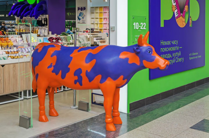 Cow made of plastic 摄影