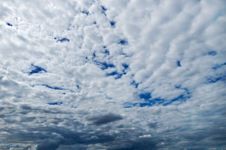 Skyline with looming storm clouds 摄影