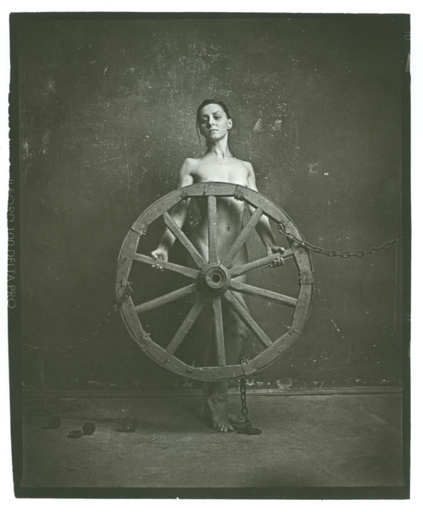 Fotografie getiteld "girl with a wheel" door Pavel Titovich, Origineel Kunstwerk, Film fotografie