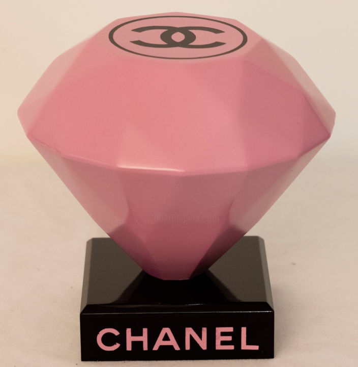 Chanel Diamond 雕塑, 8.7x9.1 in