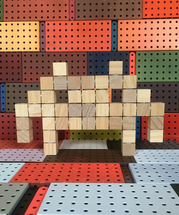 Pixel Intruder 雕塑, 5.5x8.7 in