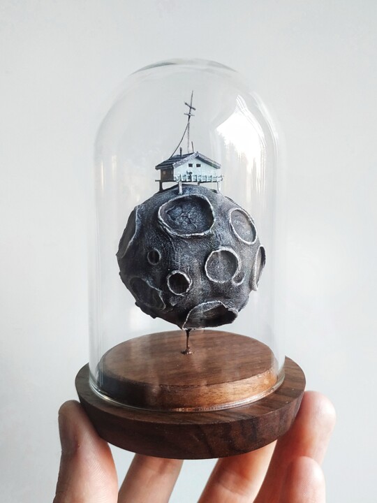 "Dark Moon" 雕塑, 4.3x2.8 in
