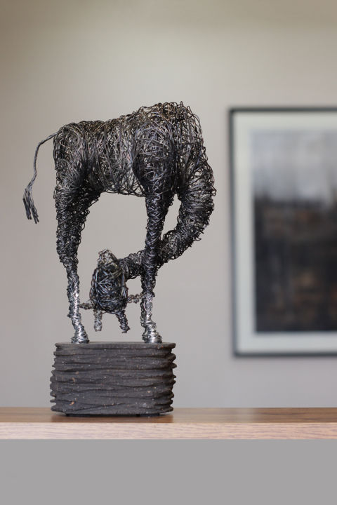 In hiding (34x20x15 2.2kg iron, tufa) 雕塑, 13.4x7.9 in
