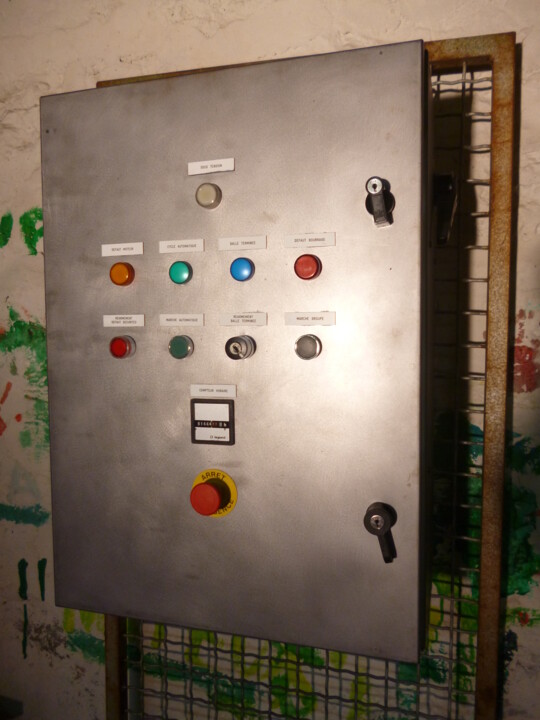 ARMOIRE METALLIQUE MURALE 设计, 27.6x19.7 in