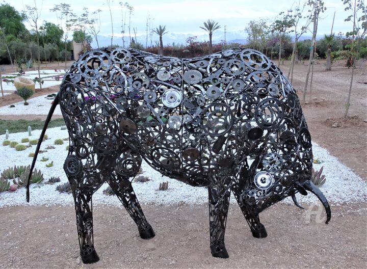 Sculpture Taureau prêt à charger en métal recyclé 雕塑, 61.8x78.7 in