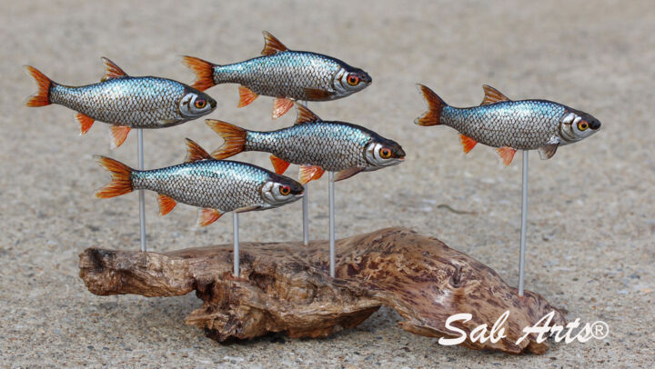 Sculptuur getiteld "Banc de gardons ble…" door Sab Arts, Origineel Kunstwerk, Polymeer klei