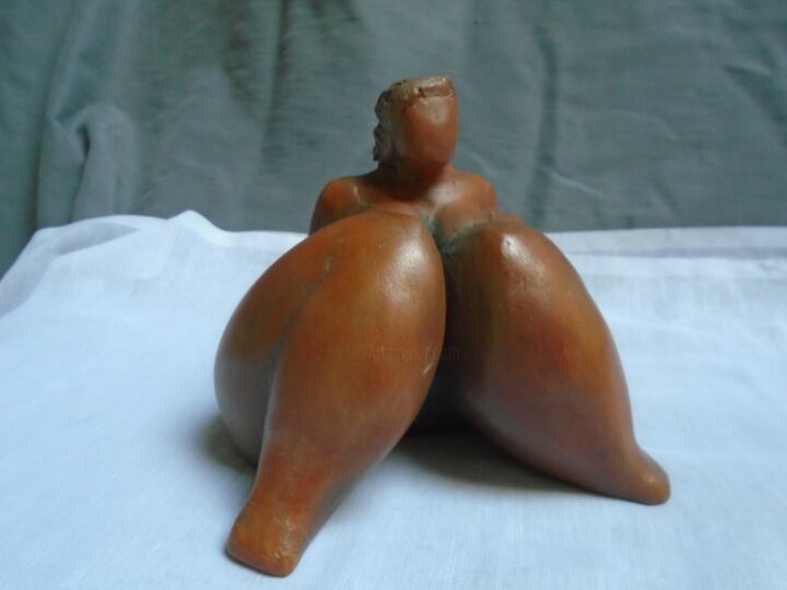 Femme assise jambes croisées 雕塑, 5.1x5.1 in