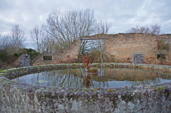 Le ciel a mangé la ferme abandonnée
