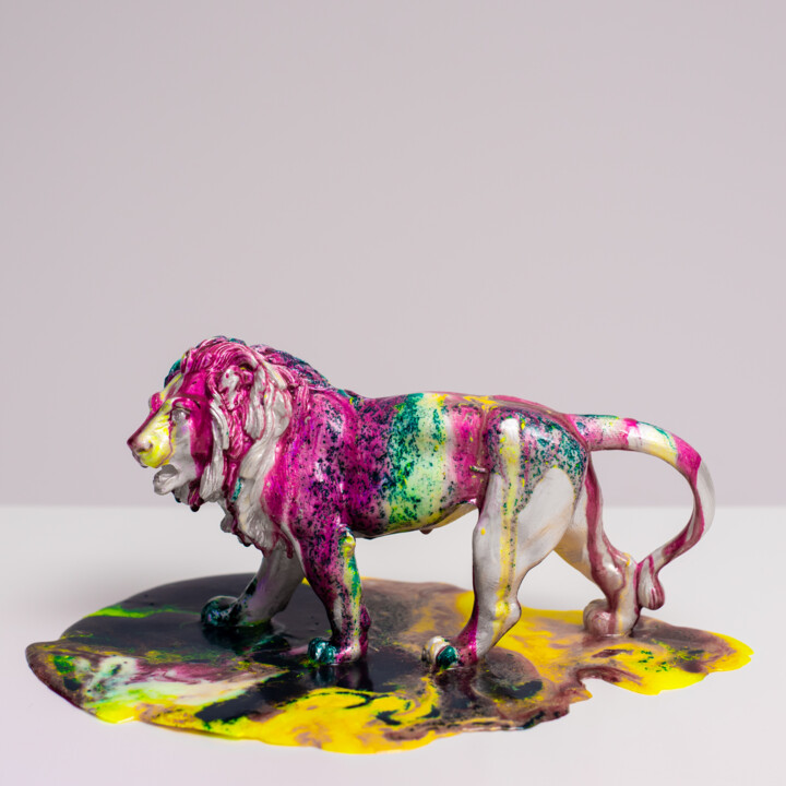 Lion walking in color 雕塑, 5.5x15.8 in