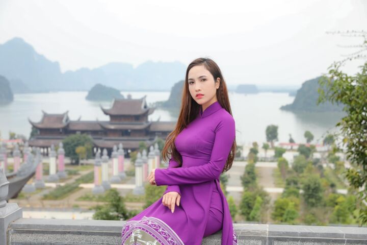 Photography titled "Vietnamese Woman in…" by Bill Wakeley., Original Artwork, Digital Photography
