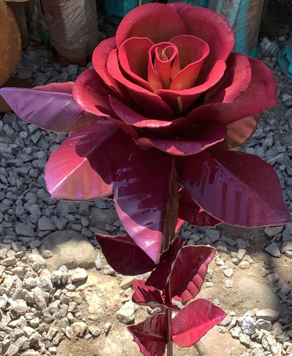 Sculpture titled "Flor Rojos Magenta" by Christian Figueroa, Original Artwork, Airbrush