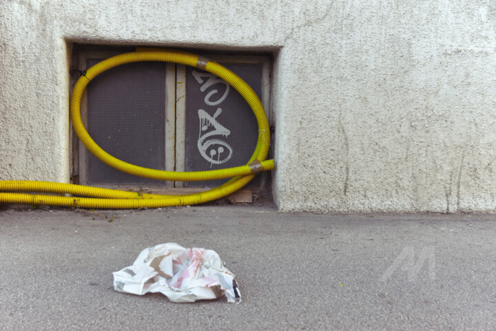 Living in a small apartment without privacy 摄影