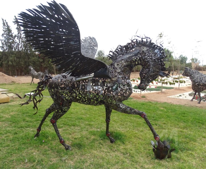 Sculpture cheval pégase au trot ailé en métal recyclé 雕塑, 95.3x124.4 in