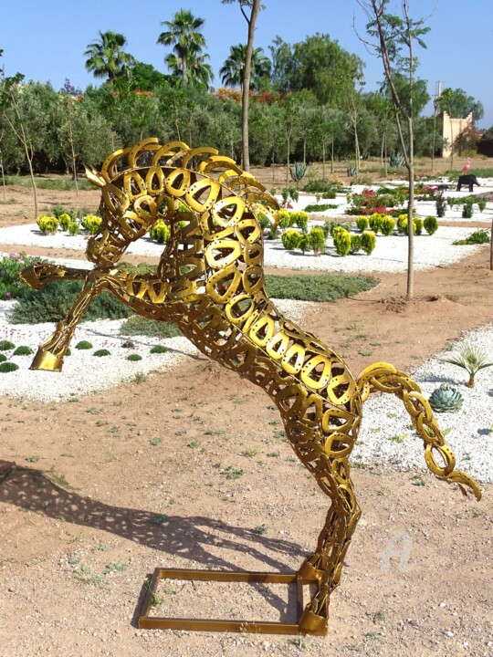 Sculpture petit cheval doré en fers-à-cheval 雕塑, 60.2x57.1 in