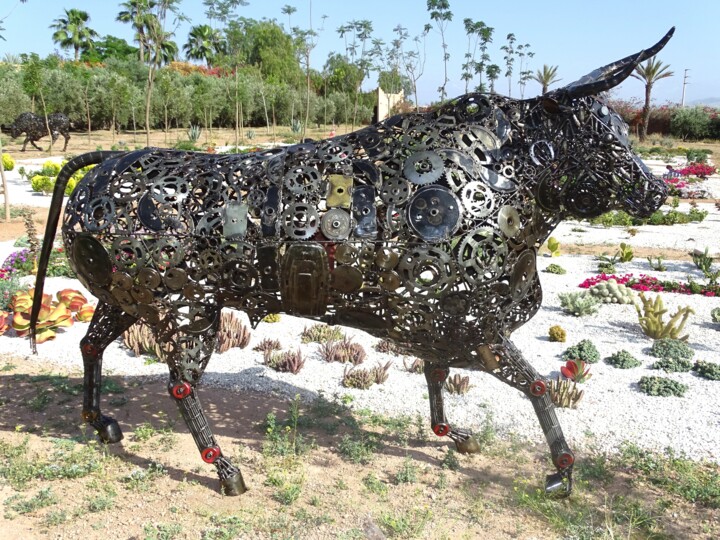 Taureau tête droite en métal recyclé 雕塑, 74.4x106.3 in