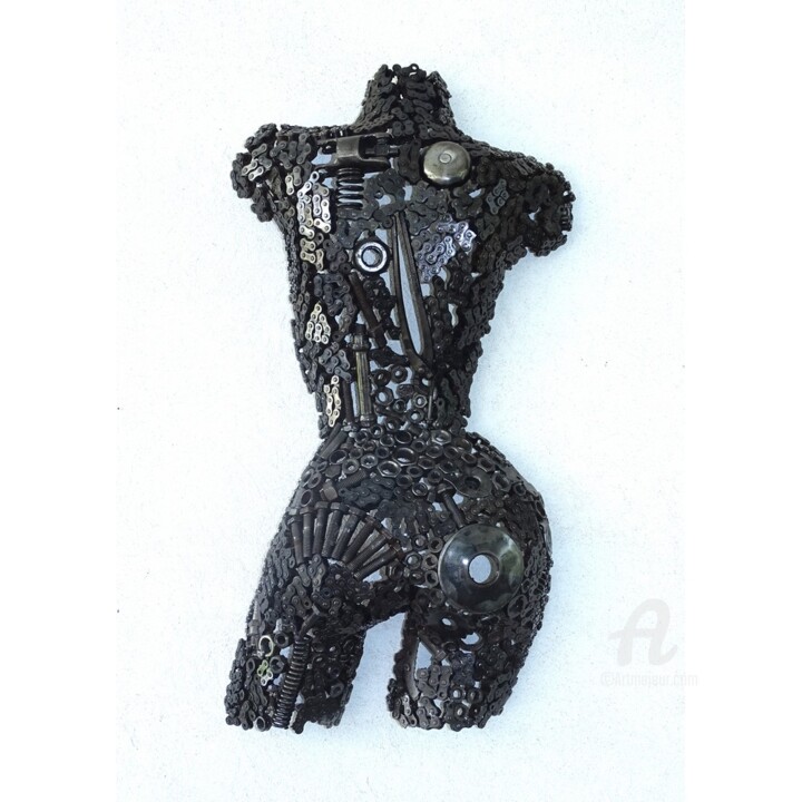 Buste de femme en métal recyclé 雕塑, 29.5x15.8 in