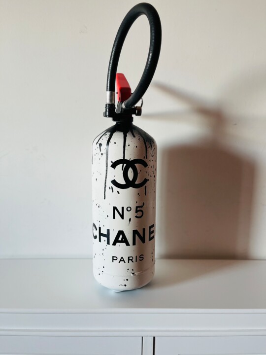 White Chanel edition Fire extinguisher 雕塑, 19.7x5.9 in