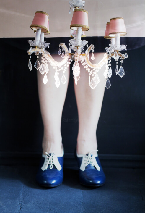 Under the chandelier 摄影
