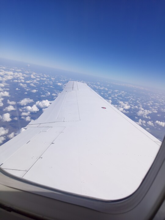 Watching the sky horizon through aeroplane window 摄影