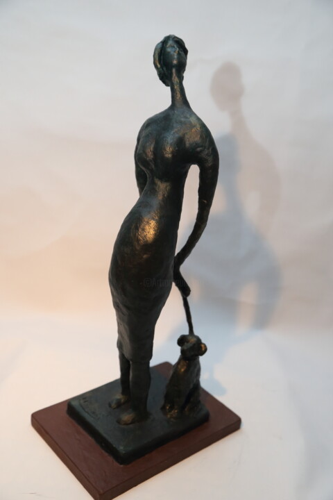 Scultura intitolato "Figura con cane" da Mauro Vaccai, Opera d'arte originale, Argilla