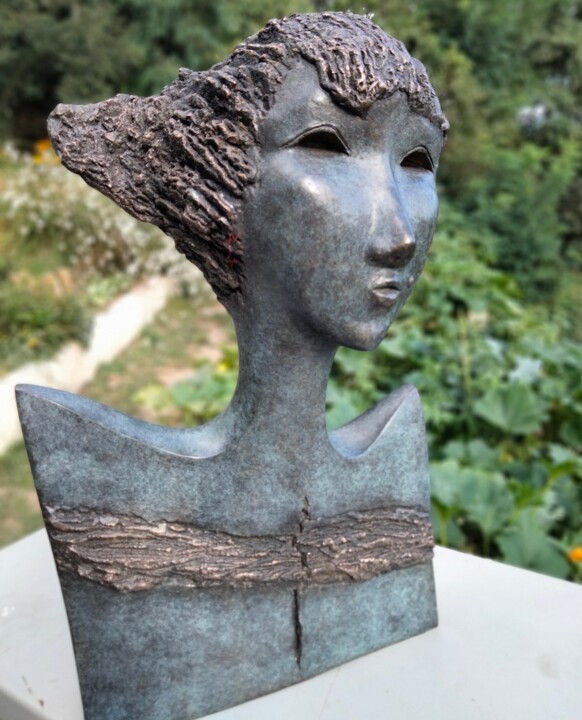 Une mouche près de ma bouche (nouvelle patine) Scultura, 14,2x8,7 in