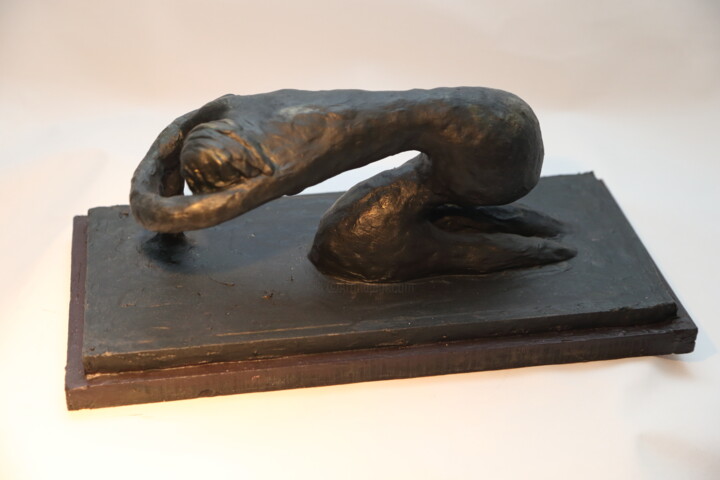 Scultura intitolato "Prostrazione" da Mauro Vaccai, Opera d'arte originale, Argilla